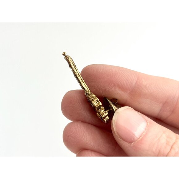 Key Shaped Antique Inspired Gold Toned Vintage Costume Jewelry Brooch - Picture 6 of 9